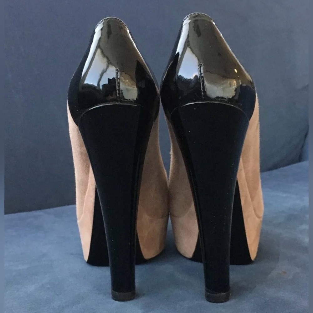 Louis Vuitton Tan Suede Pumps with Black Patent Leather Accents - Size 38 / 8 - Picture 9 of 12